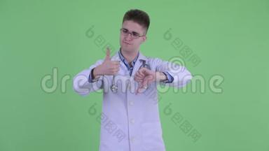一位困惑的年轻医生在竖起大拇指和竖起大拇指之间做出选择